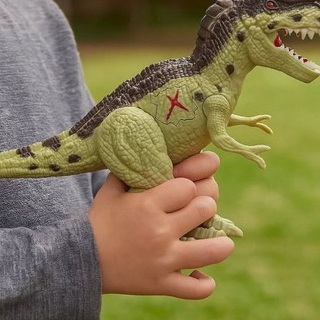 Criança segurando dinossauro de brinquedo